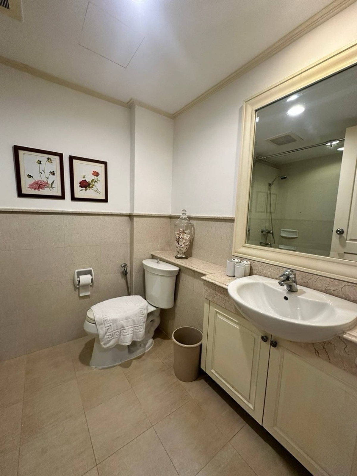 For RentCondoSukhumvit, Asoke, Thonglor : Premium Condo Quiet atmosphere in the heart of the city, convenient travel near BTS Thonglor.