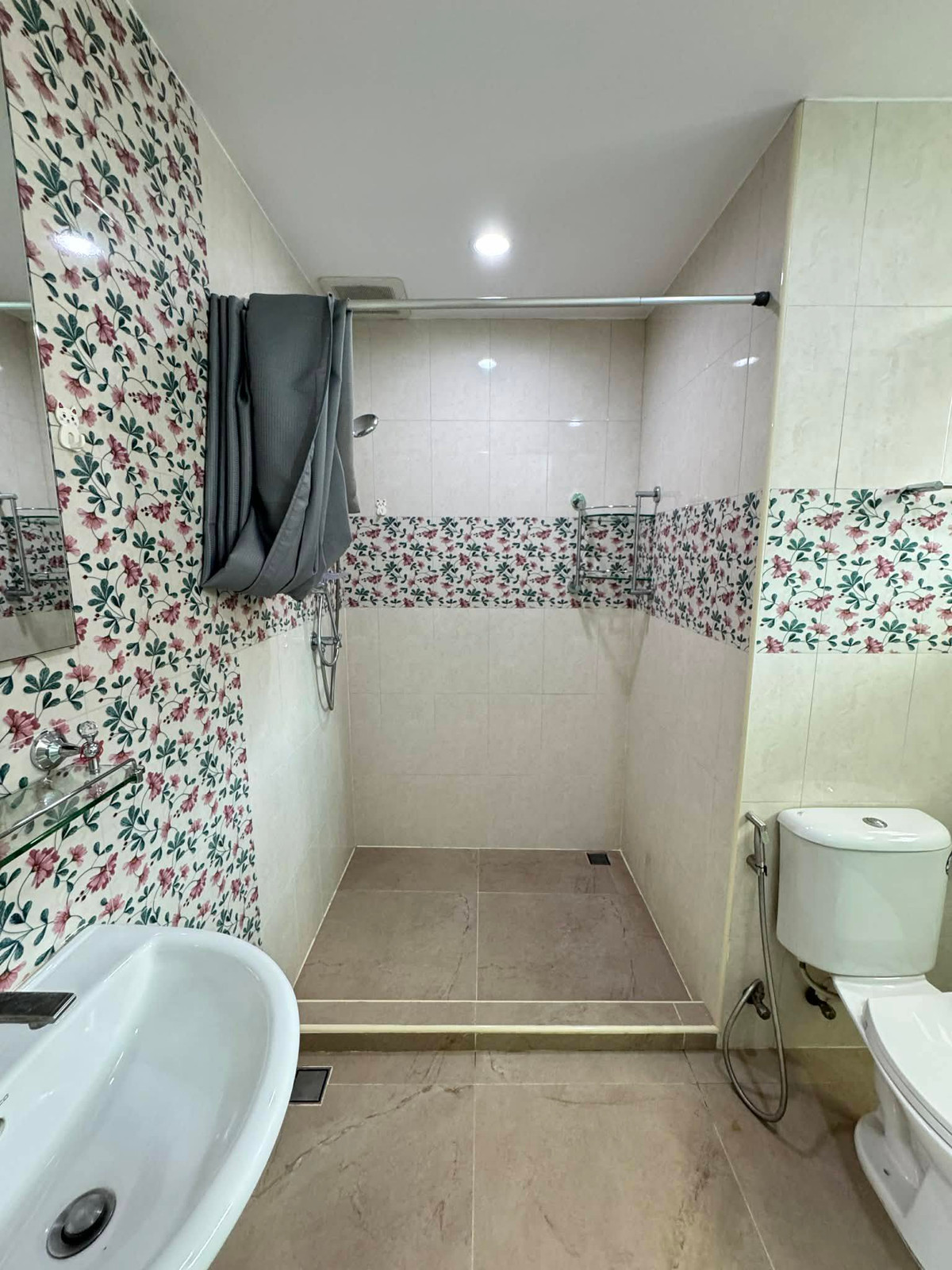 For RentHouseNonthaburi, Bang Yai, Bangbuathong : Beautiful house, 100% as pictured, near MRT (only 3 minutes away). 3 bedrooms, 3 bathrooms.