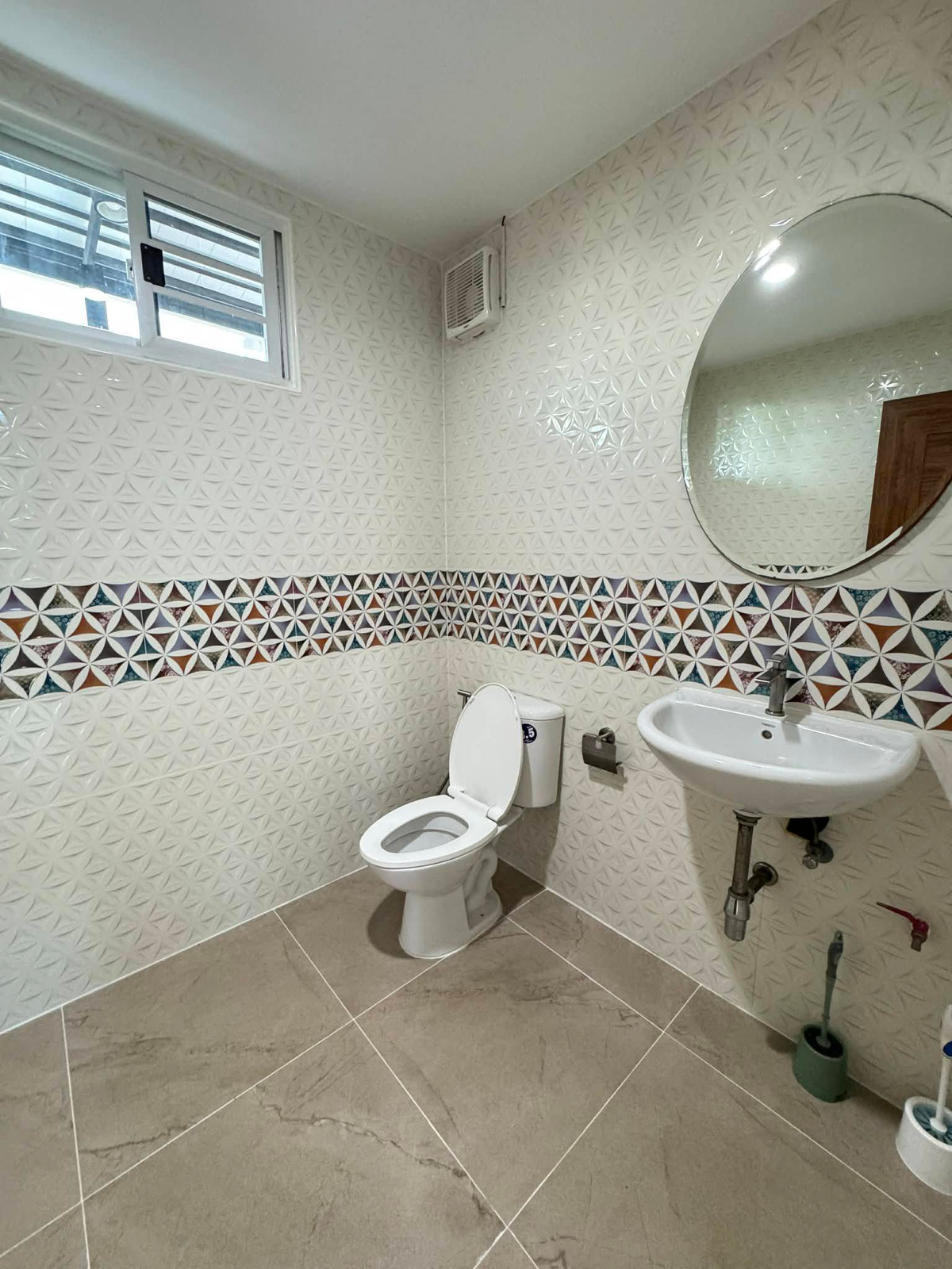 For RentHouseNonthaburi, Bang Yai, Bangbuathong : Beautiful house, 100% as pictured, near MRT (only 3 minutes away). 3 bedrooms, 3 bathrooms.