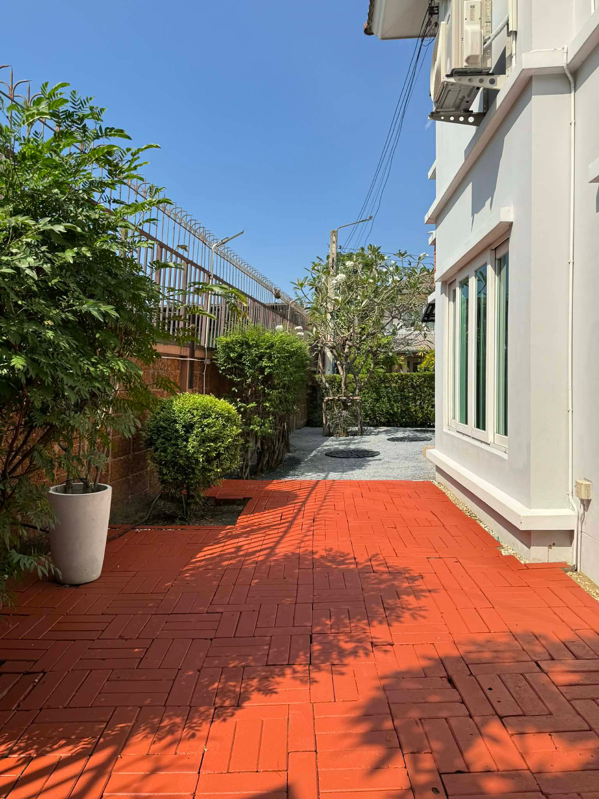 For RentHouseNonthaburi, Bang Yai, Bangbuathong : Beautiful house, 100% as pictured, near MRT (only 3 minutes away). 3 bedrooms, 3 bathrooms.