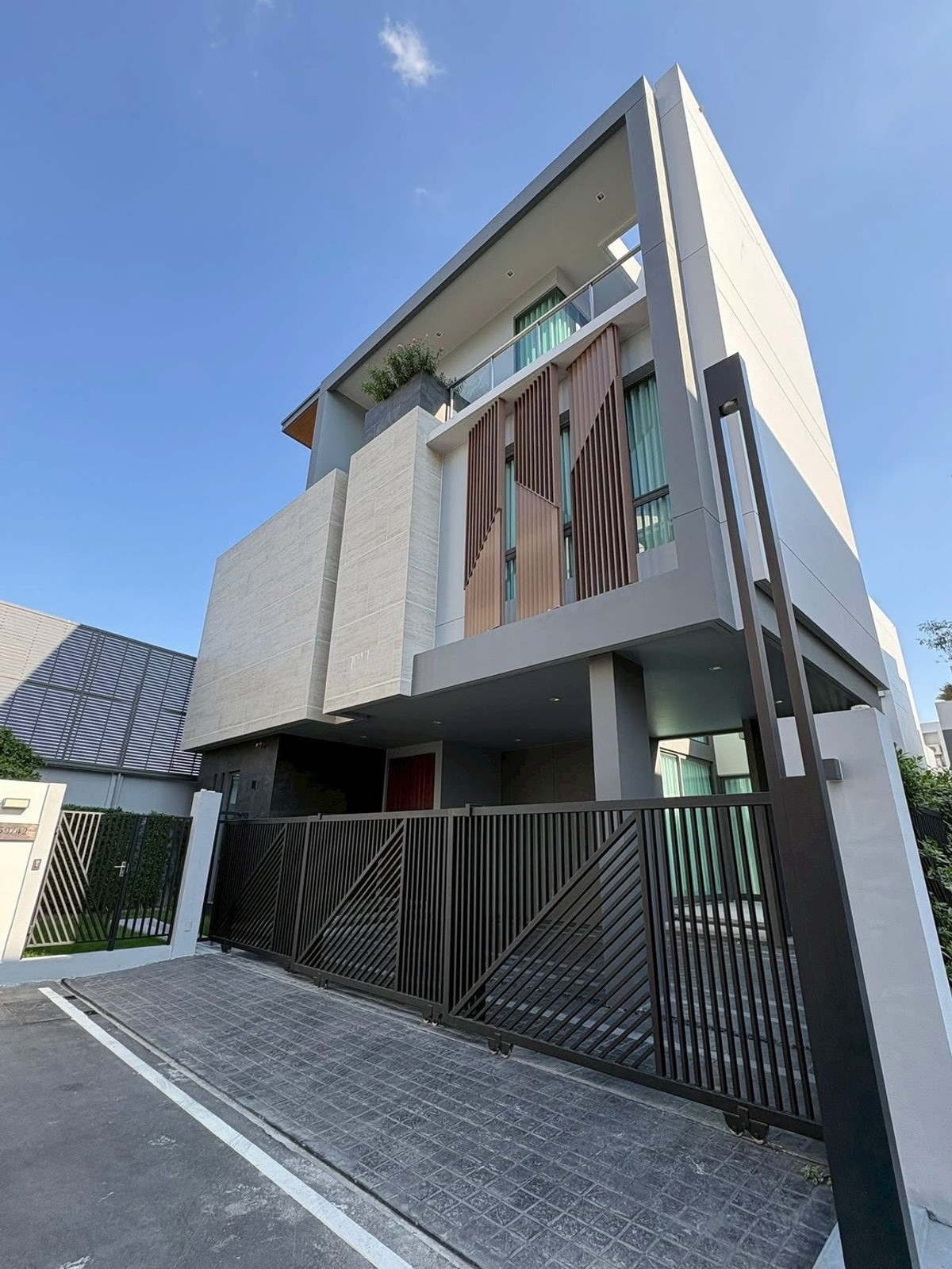 ให้เช่าบ้านพัฒนาการ ศรีนครินทร์ : ✨ [For Rent] สัมผัสประสบการณ์การอยู่อาศัยระดับ Luxury บนทำเลที่เชื่อมต่อใจกลางเมืองได้ง่ายที่สุด - Phattanakan32 