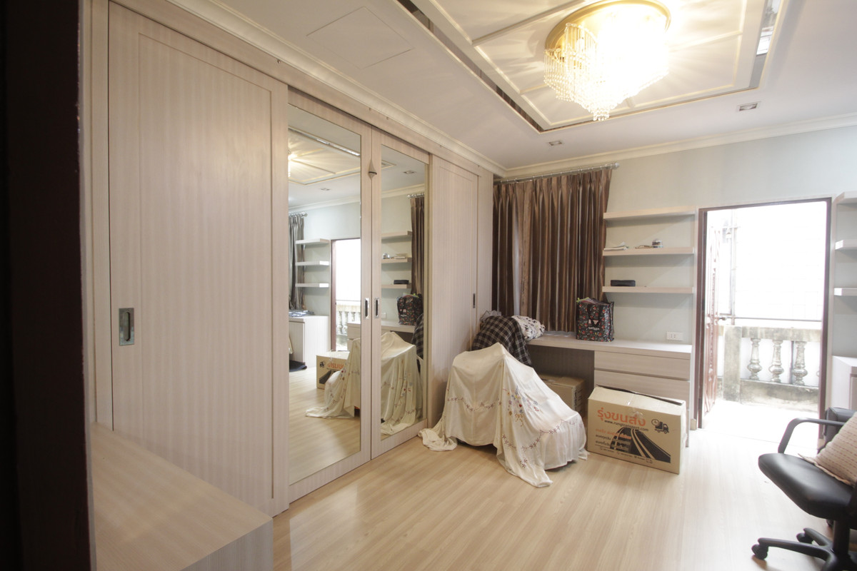 ขายทาวน์โฮมปิ่นเกล้า จรัญสนิทวงศ์ : ทาวน์เฮ้าส์จรัญสนิทวงศ์5 หมู่บ้านพาราไดซ์วิลล่า ใกล้รถไฟฟ้าท่าพระ BTSจรัญ13 เดอะมอลล์ท่าพระ บ้านพร้อมอยู่ ตกแต่งแล้ว 3ชั้น 27วา เฟอร์บิวท์อิน เดินทางสะดวก ราคาเจรจาได้