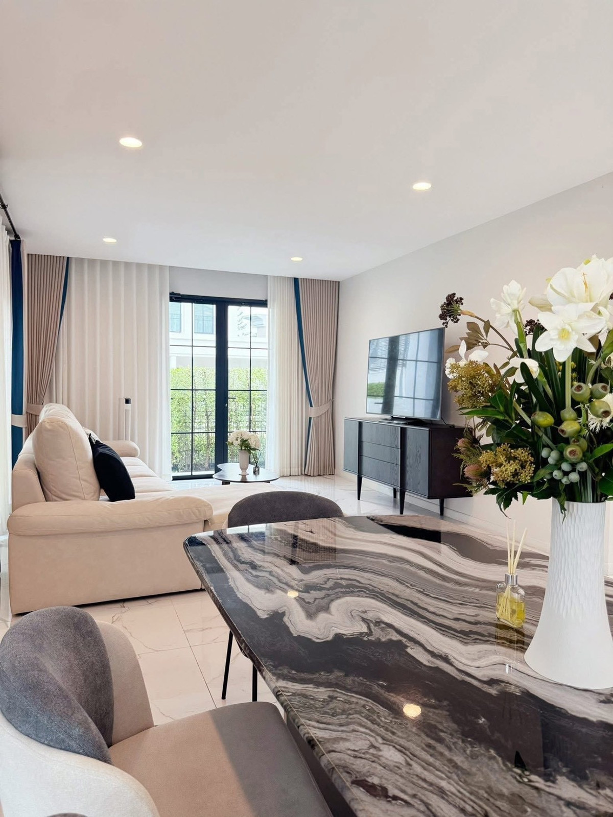 ให้เช่าบ้านเสรีไทย-นิด้า : ✨ บ้านยุคใหม่ ประหยัดพลังงาน! บ้านเดี่ยวหลังมุม Solar Cell & EV Charger พร้อมใช้งาน!  