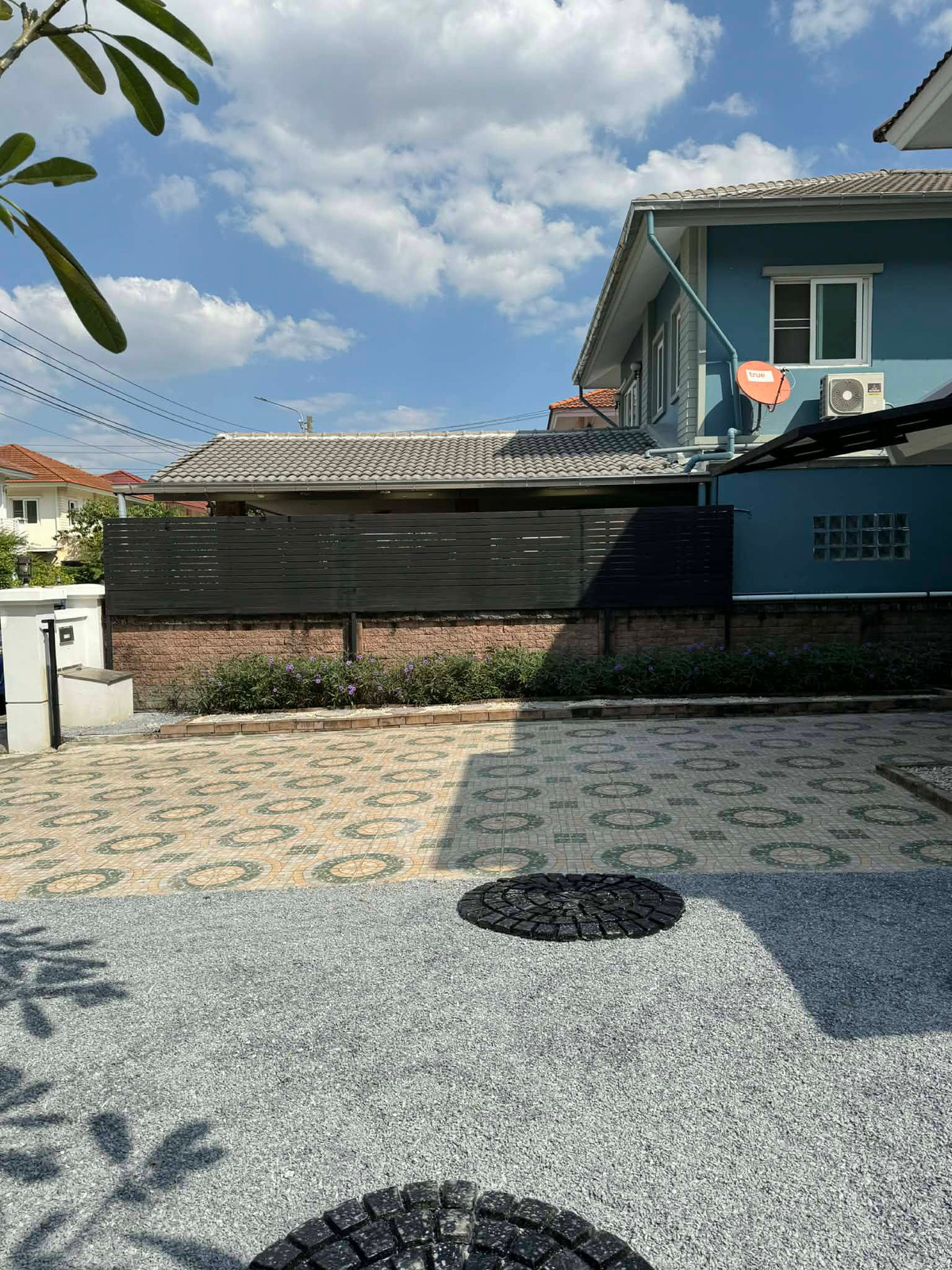 For RentHouseNonthaburi, Bang Yai, Bangbuathong : Beautiful house, 100% as pictured, near MRT (only 3 minutes away). 3 bedrooms, 3 bathrooms.