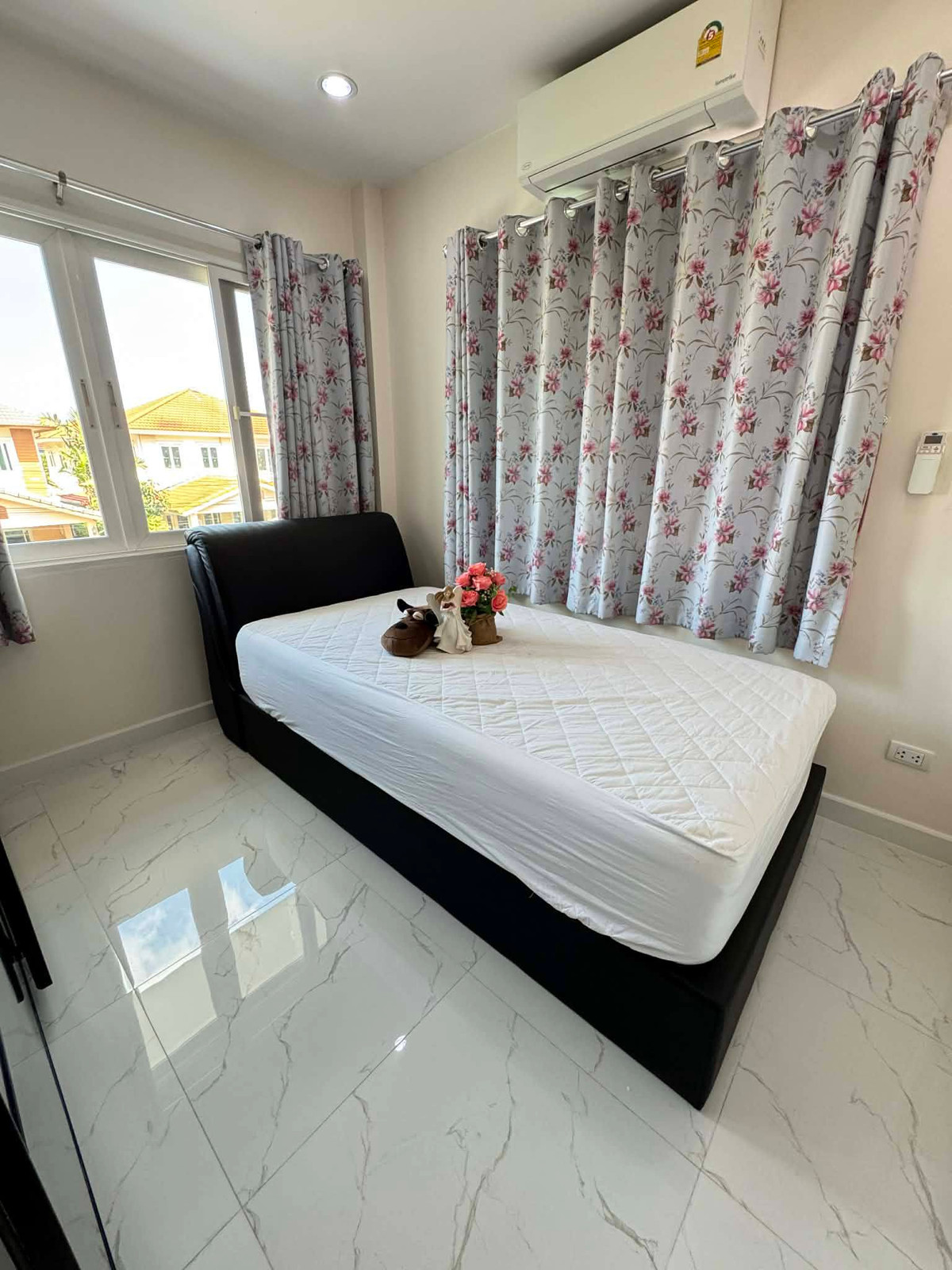 For RentHouseNonthaburi, Bang Yai, Bangbuathong : Beautiful house, 100% as pictured, near MRT (only 3 minutes away). 3 bedrooms, 3 bathrooms.