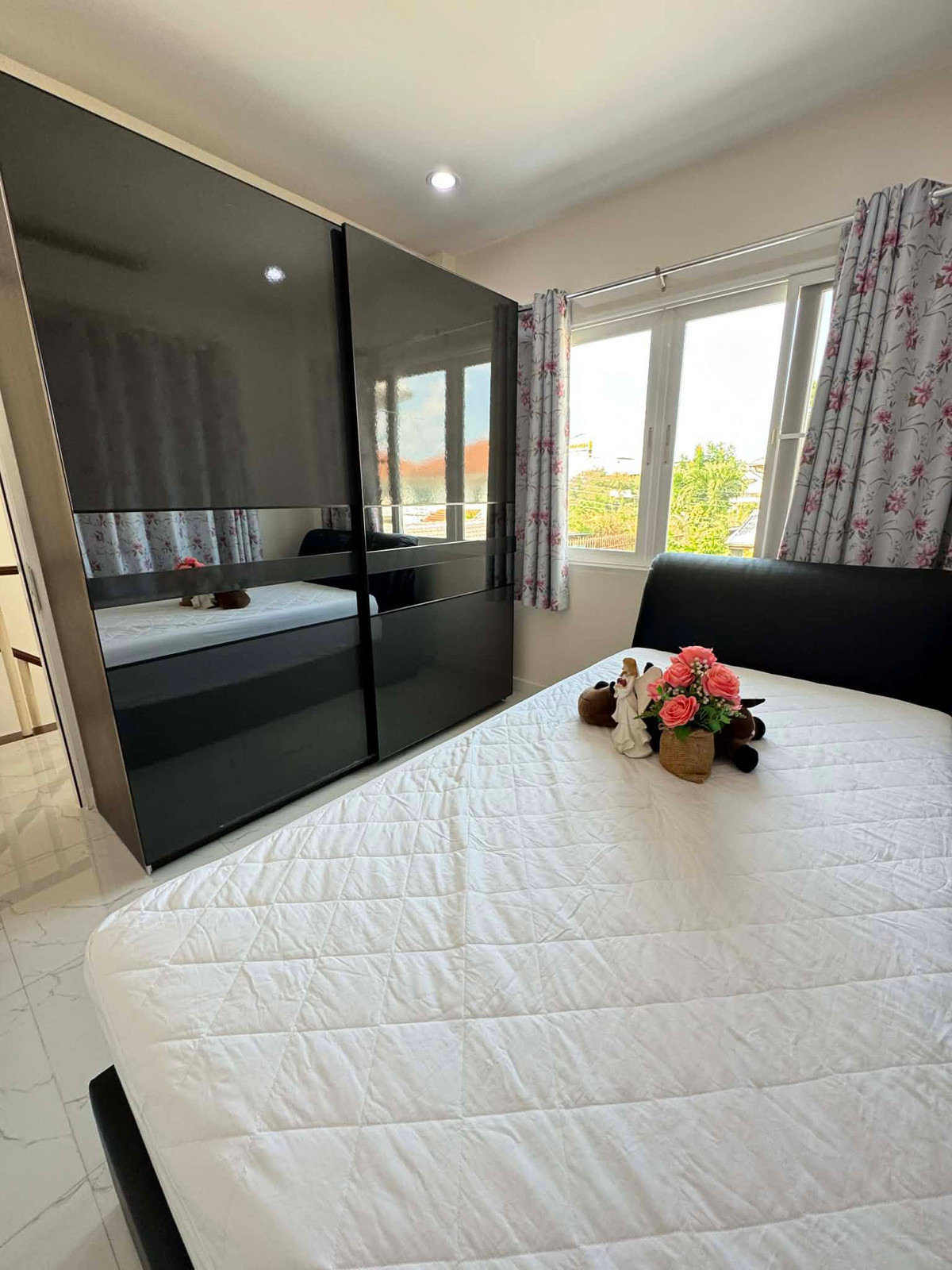 For RentHouseNonthaburi, Bang Yai, Bangbuathong : Beautiful house, 100% as pictured, near MRT (only 3 minutes away). 3 bedrooms, 3 bathrooms.