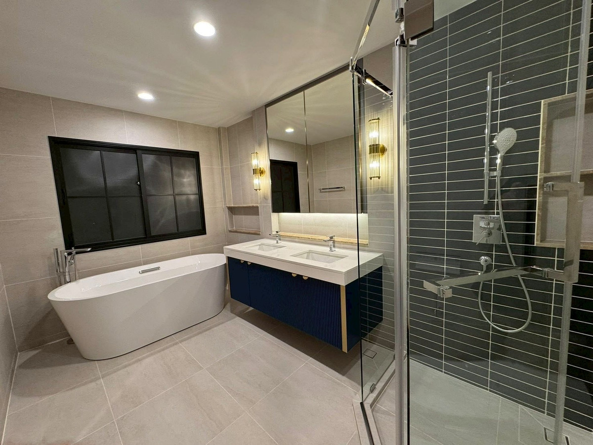 For RentHouseLadkrabang, Suwannaphum Airport : 𝙁𝙤𝙧 𝙧𝙚𝙣𝙩 House for rent near Suvarnabhumi Airport. Perfectly decorated  Complete with electrical appliances Just bring your bags and move in!