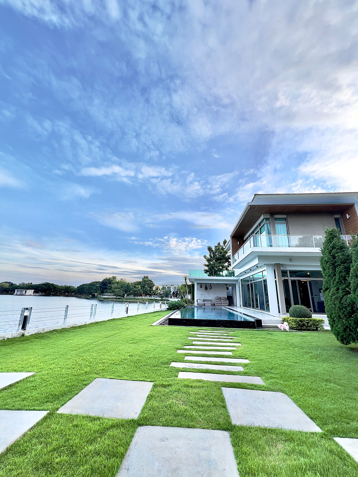 For SaleHousePathum Thani,Rangsit, Thammasat : Luxury house for sale next to the lake, Perfect Masterpiece Lake resort, Rangsit, with private swimming pool, detached house 250 sq m., living garden, private pavilion. The happiness that life can choose Plus, next to the expressway, easy access to the ci