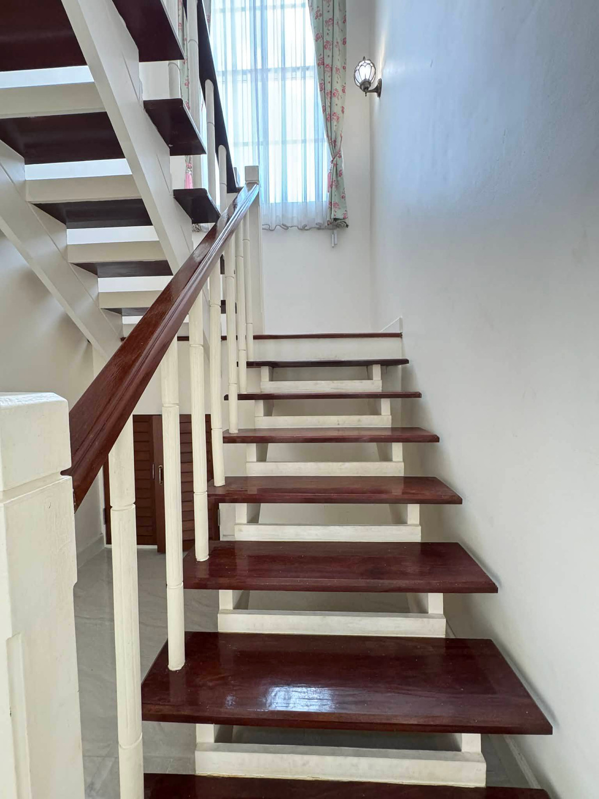 For RentHouseNonthaburi, Bang Yai, Bangbuathong : Beautiful house, 100% as pictured, near MRT (only 3 minutes away). 3 bedrooms, 3 bathrooms.