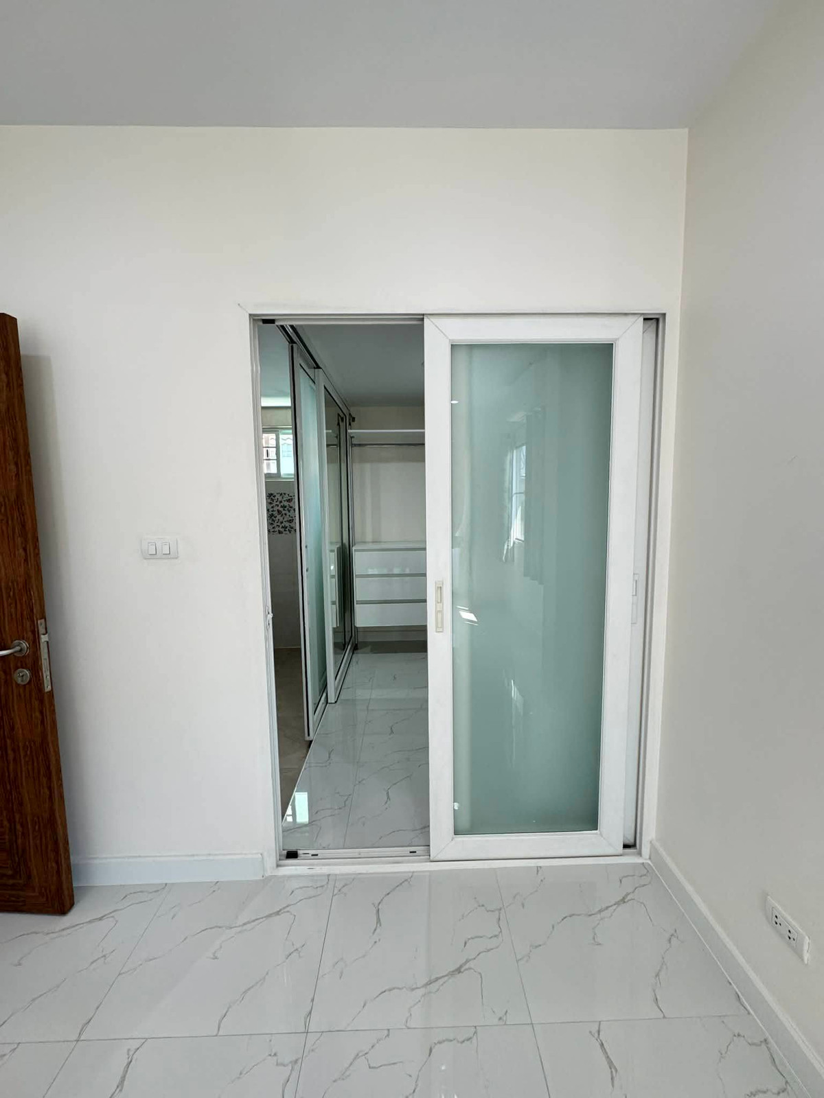 For RentHouseNonthaburi, Bang Yai, Bangbuathong : Beautiful house, 100% as pictured, near MRT (only 3 minutes away). 3 bedrooms, 3 bathrooms.