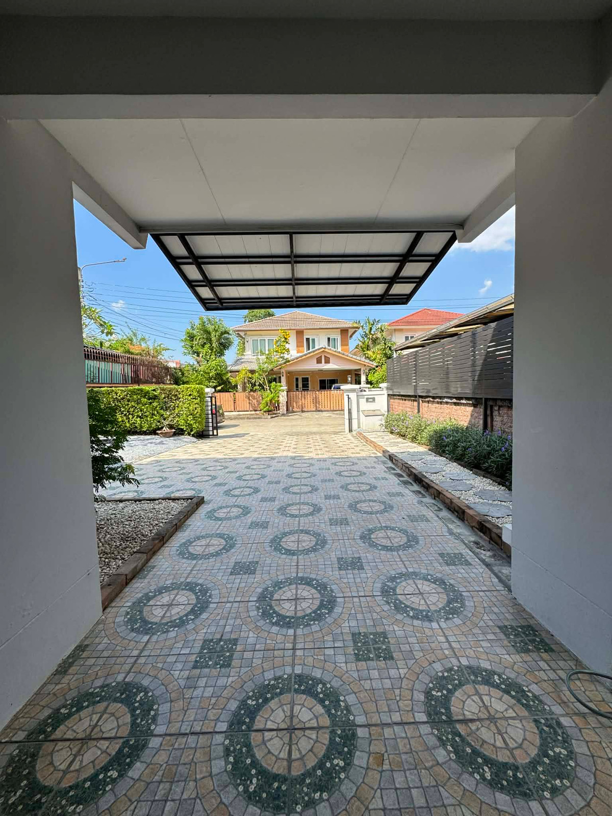 For RentHouseNonthaburi, Bang Yai, Bangbuathong : Beautiful house, 100% as pictured, near MRT (only 3 minutes away). 3 bedrooms, 3 bathrooms.