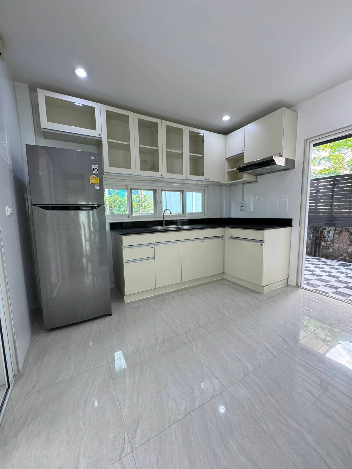 For RentHouseNonthaburi, Bang Yai, Bangbuathong : Beautiful house, 100% as pictured, near MRT (only 3 minutes away). 3 bedrooms, 3 bathrooms.