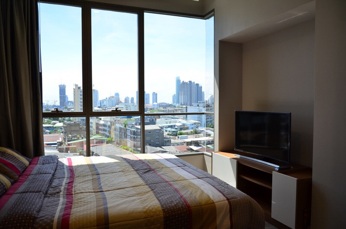 For RentCondoSathorn, Narathiwat : P-36746 Pool View! The Room Sathorn-Saint Louis 1 Bed 8th Fl Ready to Move In! 20,000 THB Line Id: @easythaihome 085-592-2897
