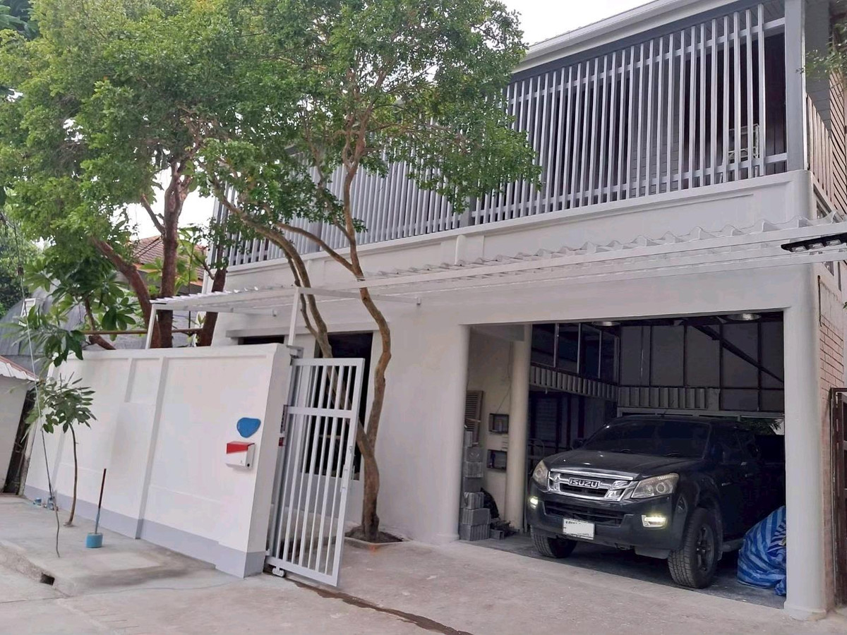 For SaleHouseMin Buri, Romklao : For sale, detached house next to the lake. Rare plot in the Sammakorn Ramkhamhaeng 110/112 project.