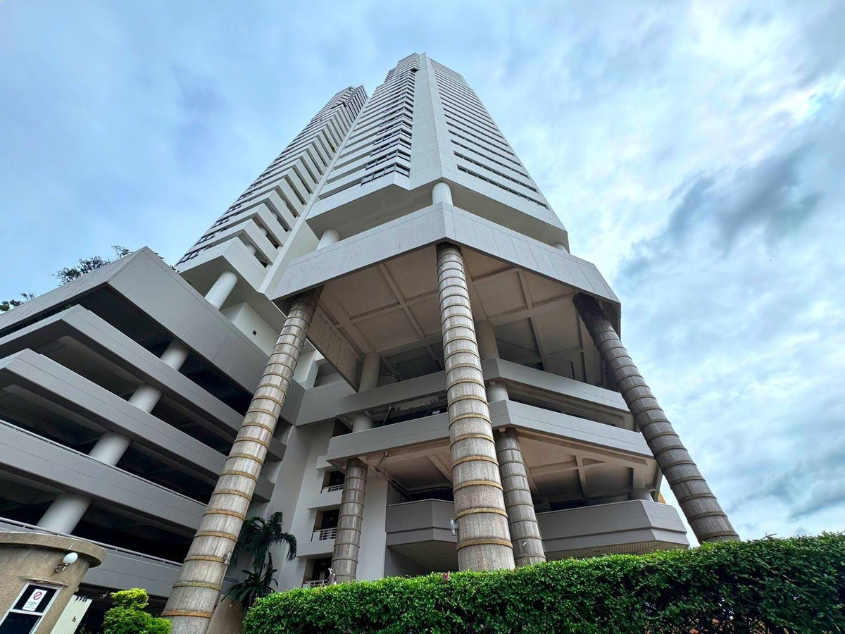 For SaleCondoBangna, Bearing, Lasalle : Condo for sale Central City East Tower: Central City Bangna East Tower, next to Central Bangna | Special price lower than the market, large usable area 236 sq m, on the 25th floor.