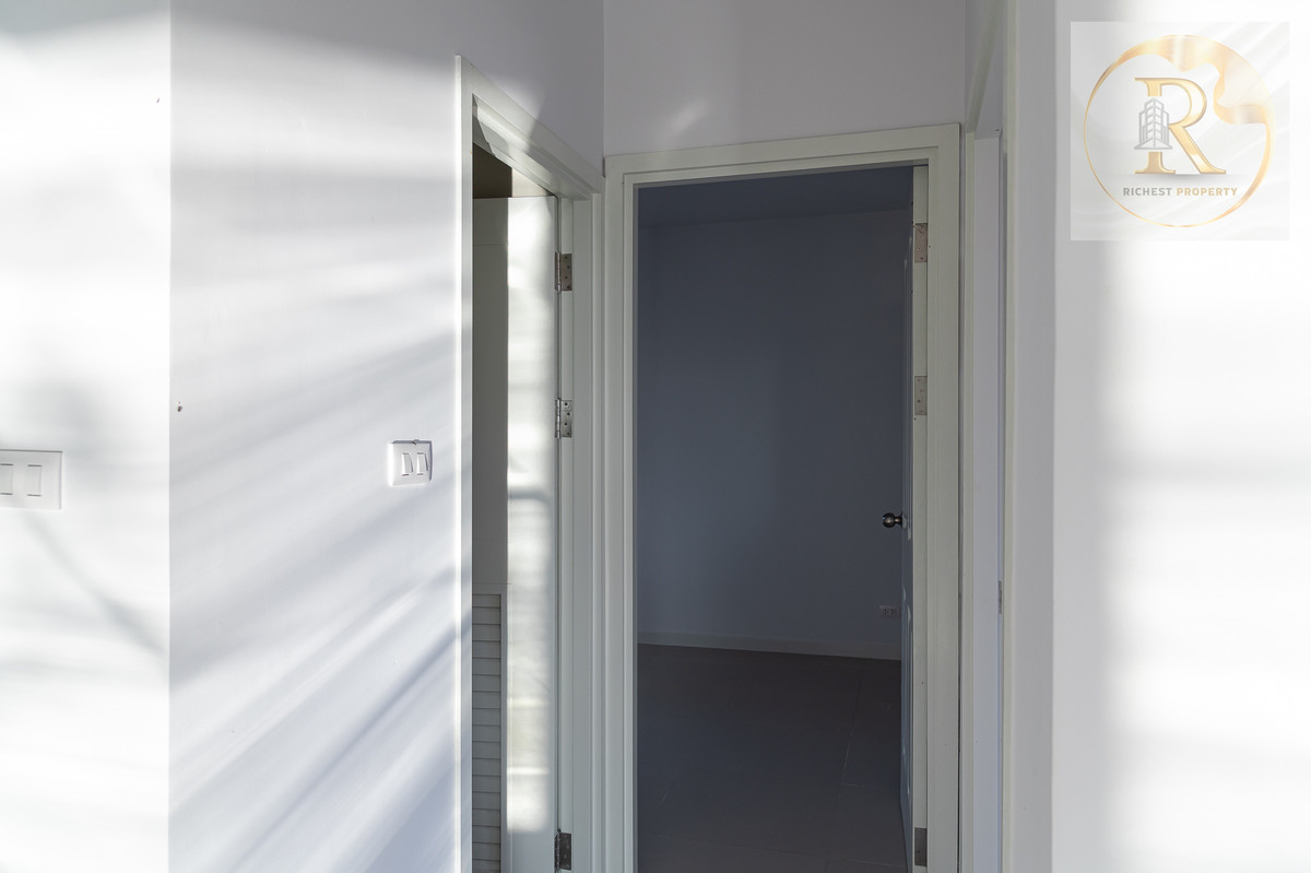 For SaleHousePathum Thani,Rangsit, Thammasat : House for sale 𝐌𝐎𝐃𝐈 𝐕𝐈𝐋𝐋𝐀 New Ratchaphruek Road, Khao Yai feel, whoever gets it is very worthwhile. The owner bought it and has never lived in it.