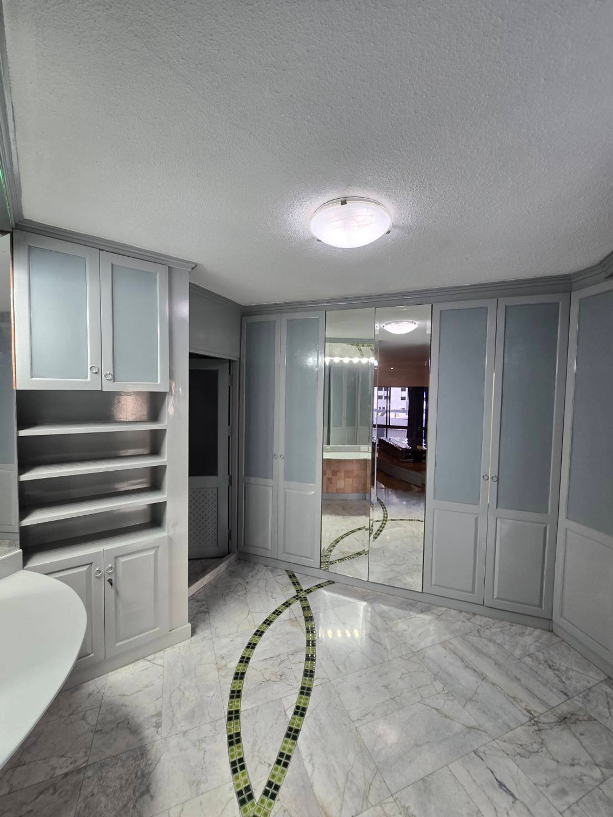 คอนโดวิทยุ ชิดลม หลังสวน : คอนโดใจกลางชิดลม ห้องขนาดใหญ่ พื้นที่ใช้สอย 245 ตร.ม. ห้องปรับปรุงใหม่ ไม่เคยมีผู้เช่ามาก่อน