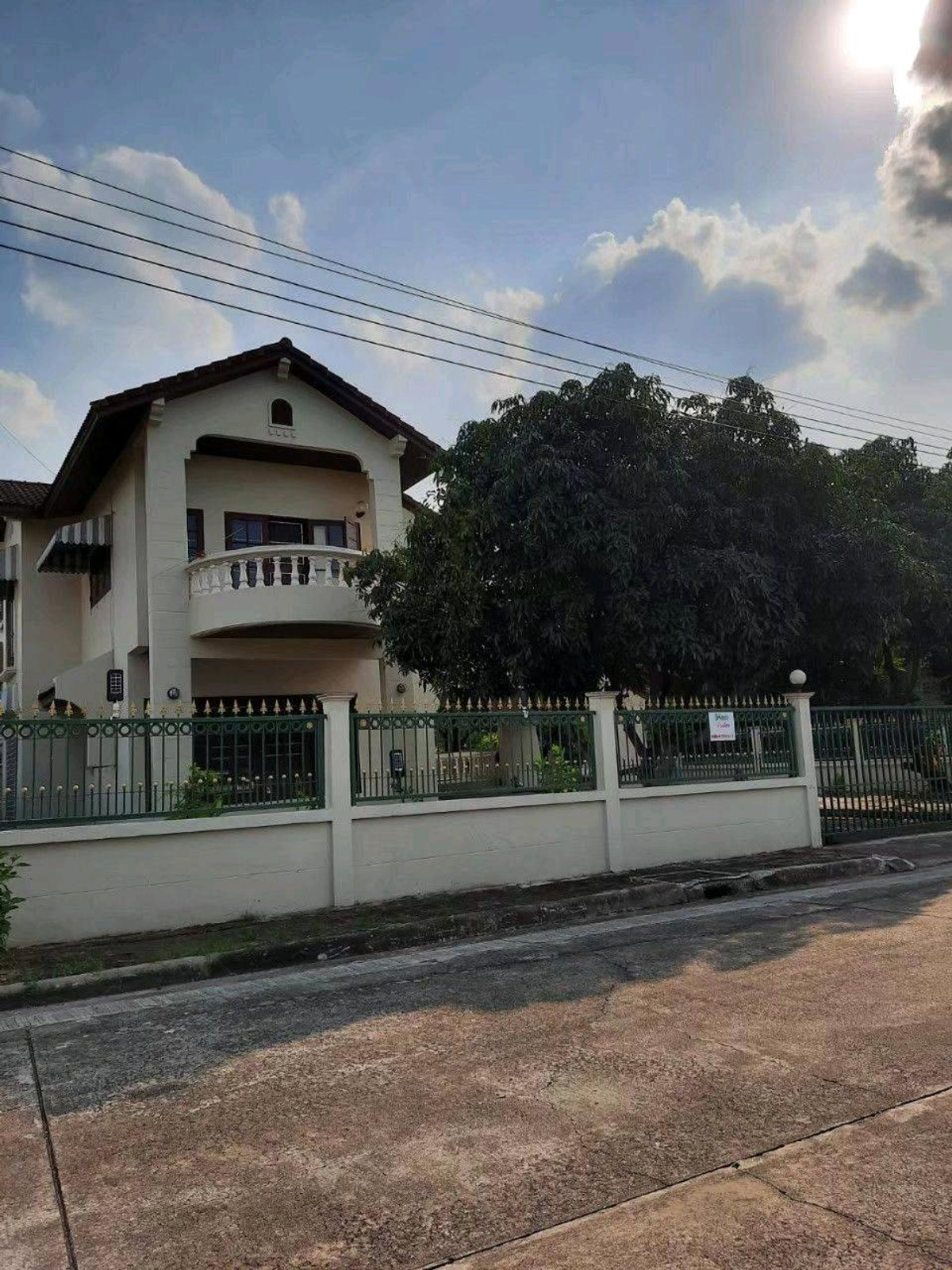 ให้เช่าบ้านมีนบุรี-ร่มเกล้า : ให้เช่าบ้านเดี่ยวหลังมุม ขนาดใหญ่ ร่มรื่น บนถนนร่มเกล้า - หมู่บ้านนครินทร์ การ์เด้นท์