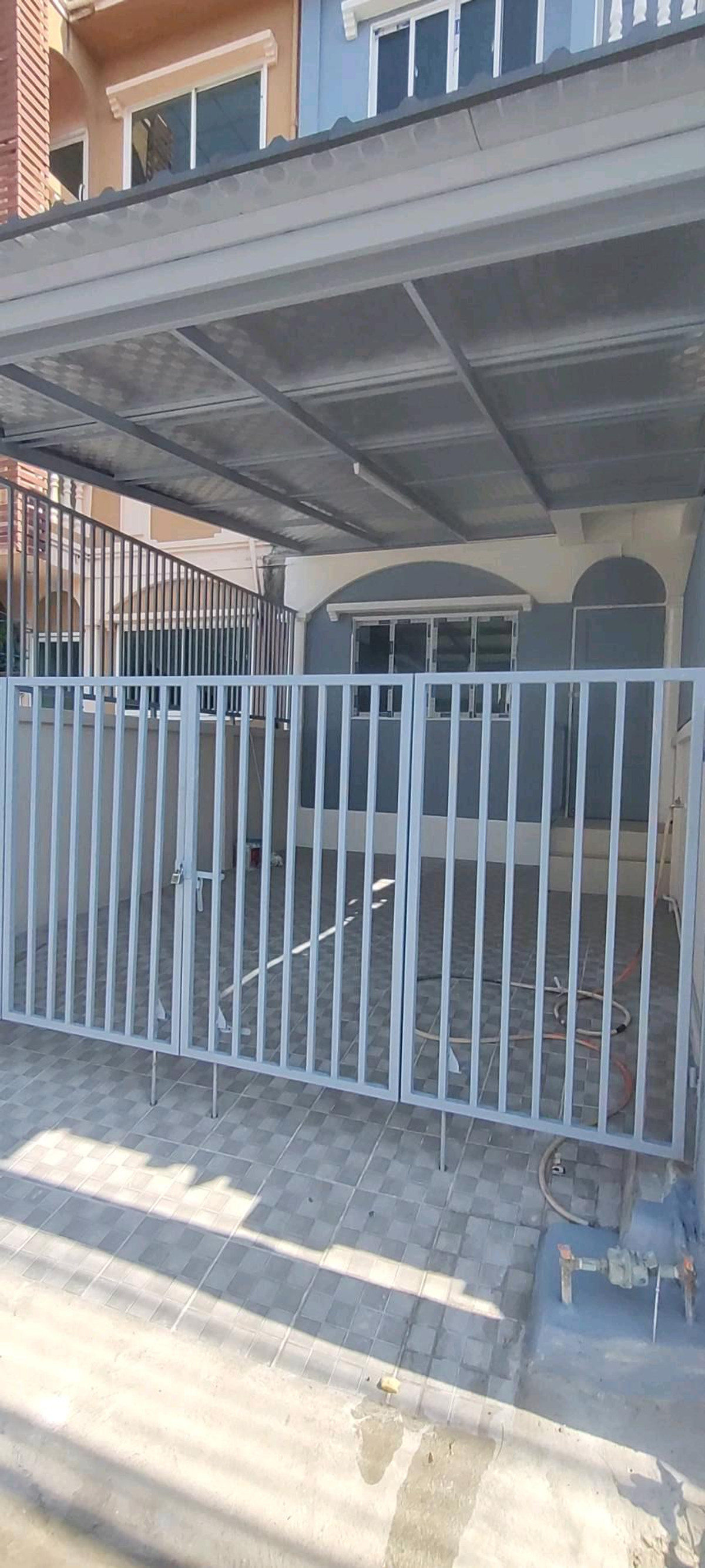 For RentTownhomeSeri Thai, Ramkhamhaeng Nida : Empty house for rent Recently renovated, good condition, cheap price - 3-story townhome, Soi Ramkhamhaeng 176, only 120 meters from the main road.