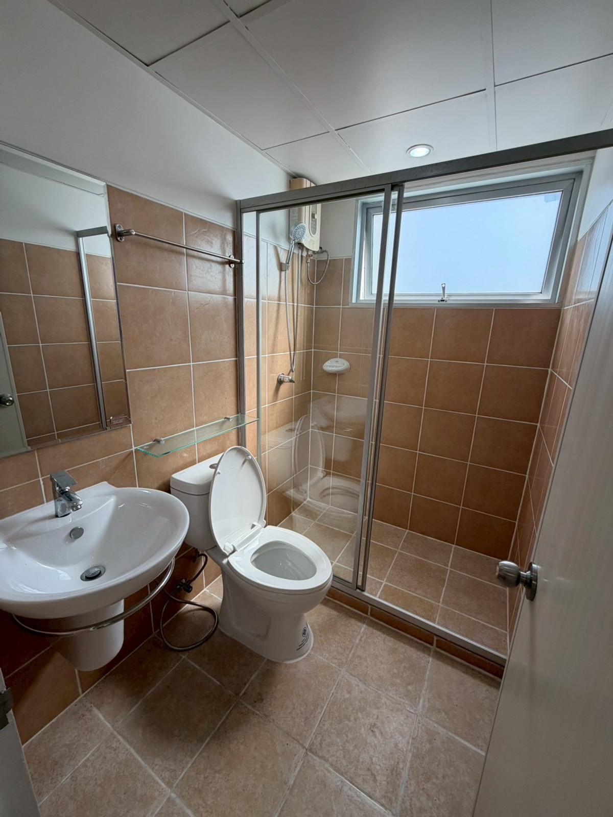 For SaleCondoPattanakan, Srinakarin : Condo for sale Supalai Park Srinakarin, beautiful room, newly decorated. Every piece of new furniture Ready to move in Next to the skytrain