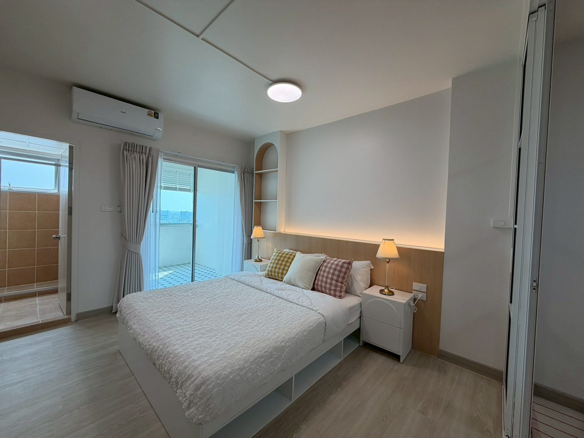 For SaleCondoPattanakan, Srinakarin : Condo for sale Supalai Park Srinakarin, beautiful room, newly decorated. Every piece of new furniture Ready to move in Next to the skytrain