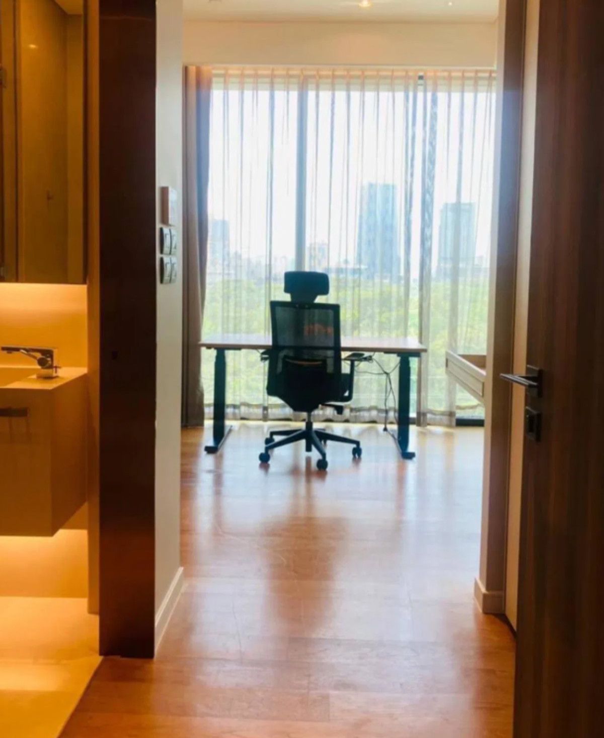 For RentCondoWitthayu, Chidlom, Langsuan, Ploenchit : Sindhorn Tonson 106 sqm. Please add LINE ID @806qphgn o8415o5483