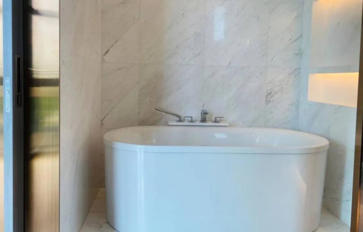 For RentCondoWitthayu, Chidlom, Langsuan, Ploenchit : Sindhorn Tonson 106 sqm. Please add LINE ID @806qphgn o8415o5483