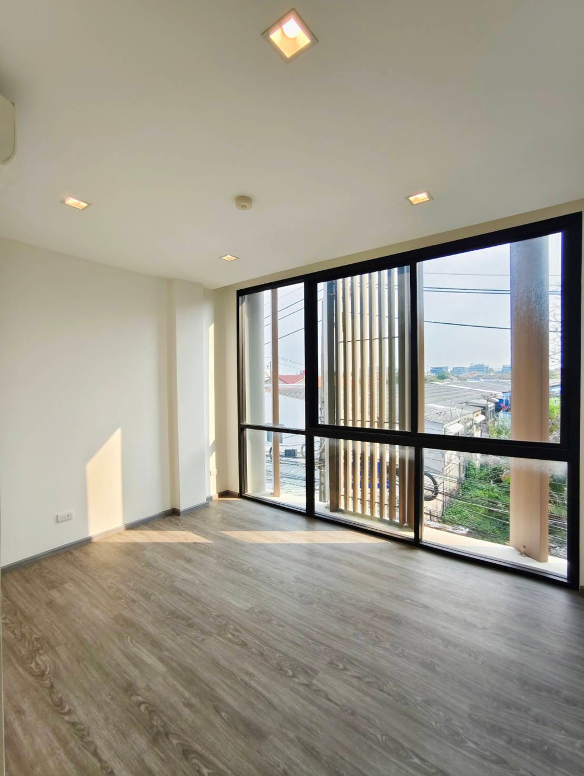 ให้เช่าทาวน์โฮมโชคชัย4 ลาดพร้าว71 : ให้เช่าทาวน์โฮม 3.5 ชั้น หลังมุม โครงการ Authen Ladprao–Nakniwa ซอยนาคนิวาศ 48 ใกล้เซ็นทรัลอีสวิลล์