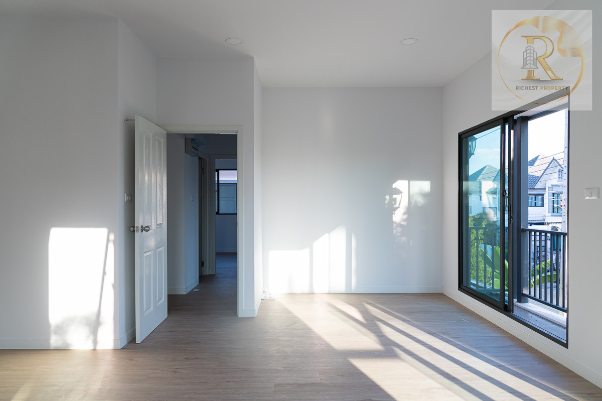 For SaleHousePathum Thani,Rangsit, Thammasat : House for sale 𝐌𝐎𝐃𝐈 𝐕𝐈𝐋𝐋𝐀 New Ratchaphruek Road, Khao Yai feel, whoever gets it is very worthwhile. The owner bought it and has never lived in it.