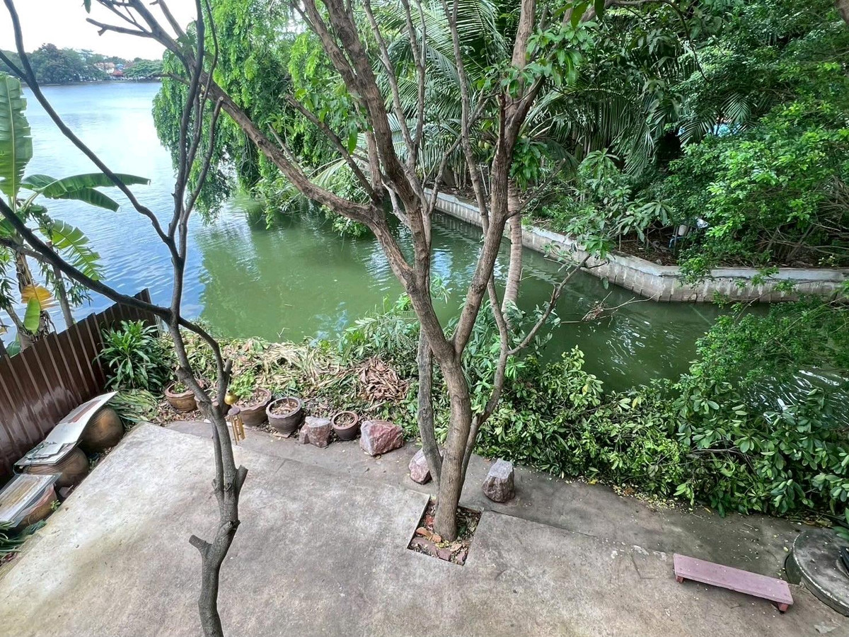 For SaleHouseMin Buri, Romklao : For sale, detached house next to the lake. Rare plot in the Sammakorn Ramkhamhaeng 110/112 project.