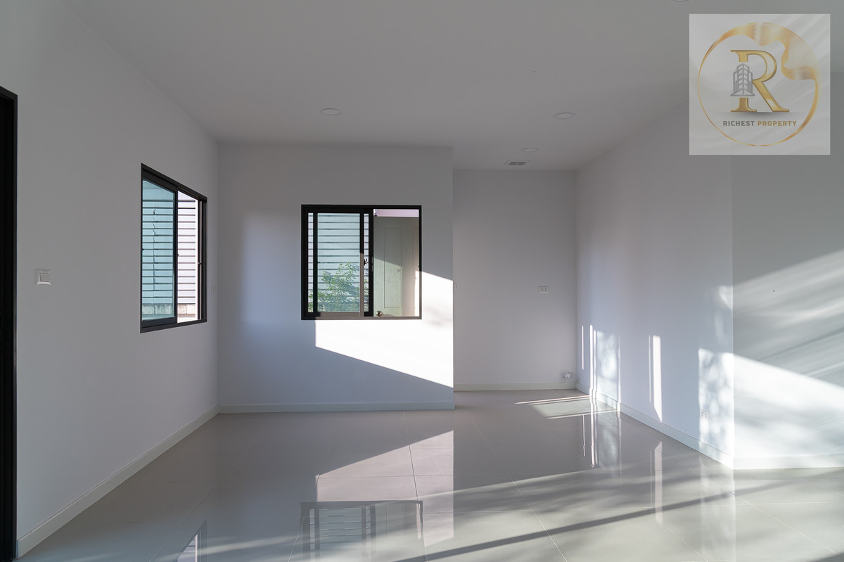 For SaleHousePathum Thani,Rangsit, Thammasat : House for sale 𝐌𝐎𝐃𝐈 𝐕𝐈𝐋𝐋𝐀 New Ratchaphruek Road, Khao Yai feel, whoever gets it is very worthwhile. The owner bought it and has never lived in it.