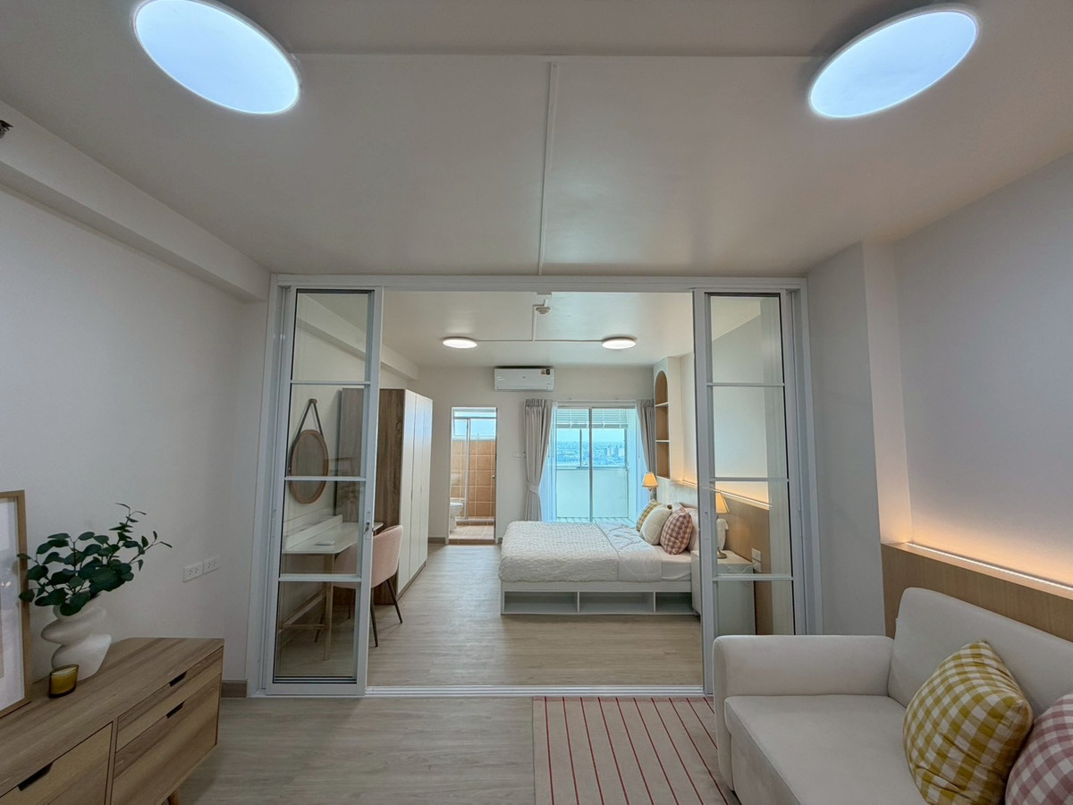 For SaleCondoPattanakan, Srinakarin : Condo for sale Supalai Park Srinakarin, beautiful room, newly decorated. Every piece of new furniture Ready to move in Next to the skytrain