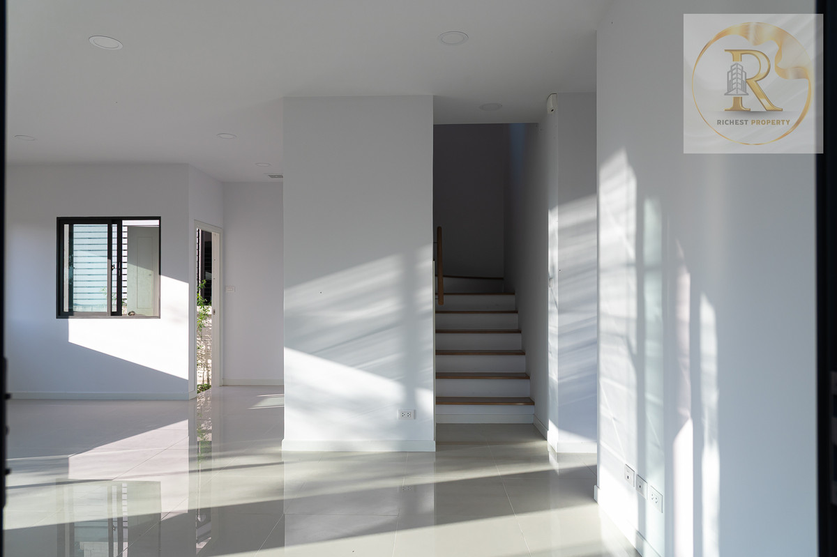 For SaleHousePathum Thani,Rangsit, Thammasat : House for sale 𝐌𝐎𝐃𝐈 𝐕𝐈𝐋𝐋𝐀 New Ratchaphruek Road, Khao Yai feel, whoever gets it is very worthwhile. The owner bought it and has never lived in it.