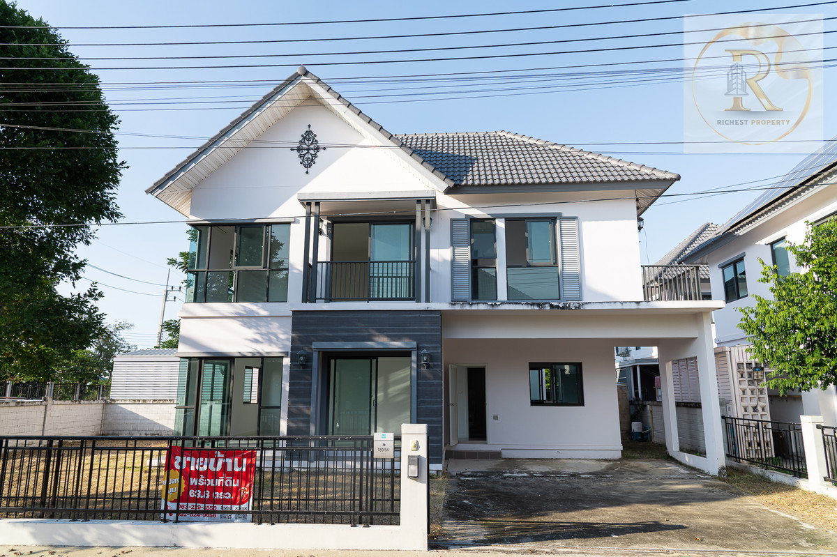 For SaleHousePathum Thani,Rangsit, Thammasat : House for sale 𝐌𝐎𝐃𝐈 𝐕𝐈𝐋𝐋𝐀 New Ratchaphruek Road, Khao Yai feel, whoever gets it is very worthwhile. The owner bought it and has never lived in it.