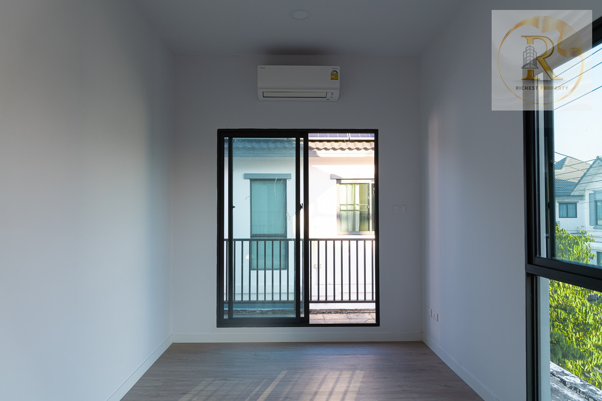 For SaleHousePathum Thani,Rangsit, Thammasat : House for sale 𝐌𝐎𝐃𝐈 𝐕𝐈𝐋𝐋𝐀 New Ratchaphruek Road, Khao Yai feel, whoever gets it is very worthwhile. The owner bought it and has never lived in it.