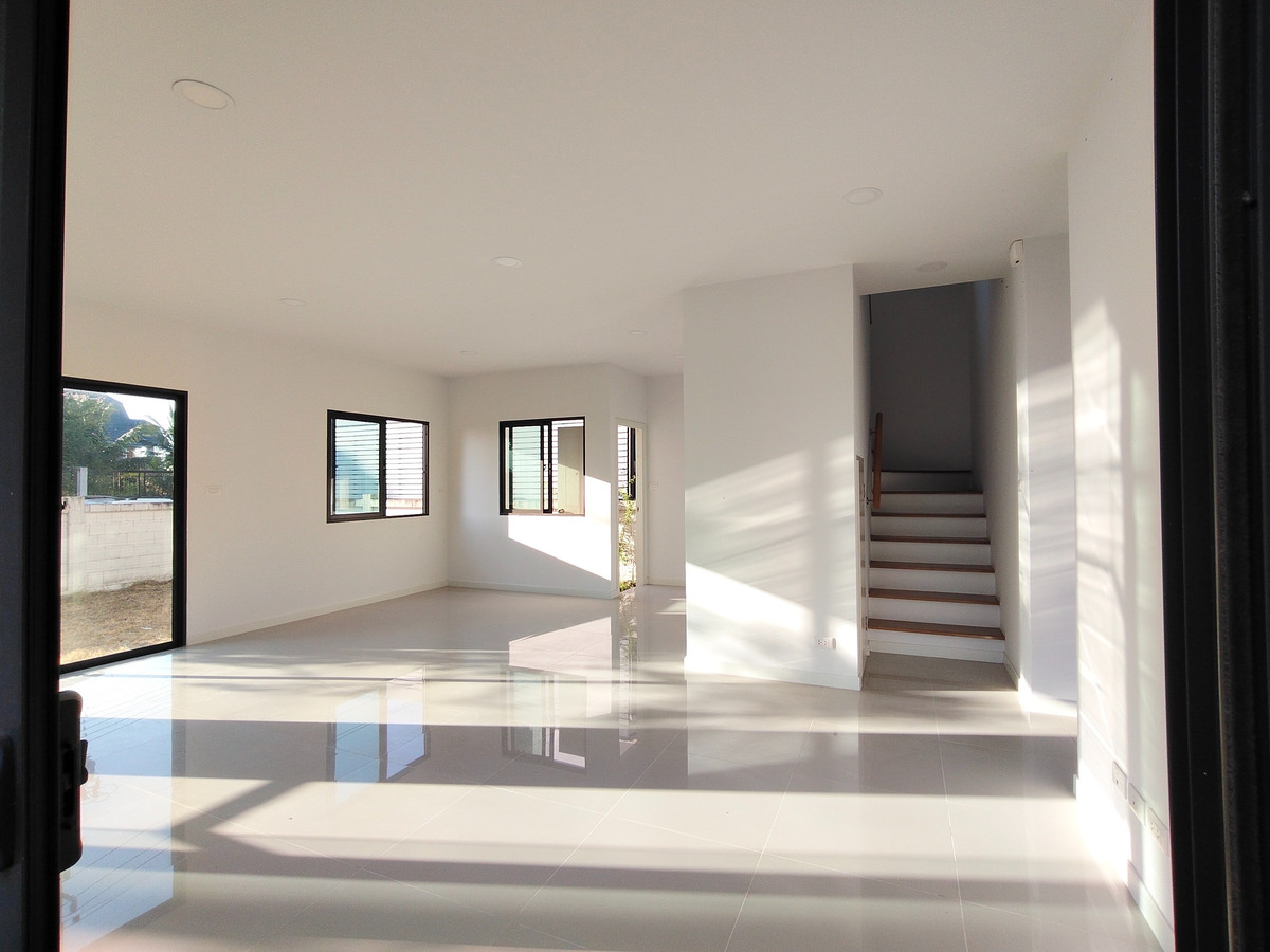 For SaleHousePathum Thani,Rangsit, Thammasat : House for sale 𝐌𝐎𝐃𝐈 𝐕𝐈𝐋𝐋𝐀 New Ratchaphruek Road, Khao Yai feel, whoever gets it is very worthwhile. The owner bought it and has never lived in it.