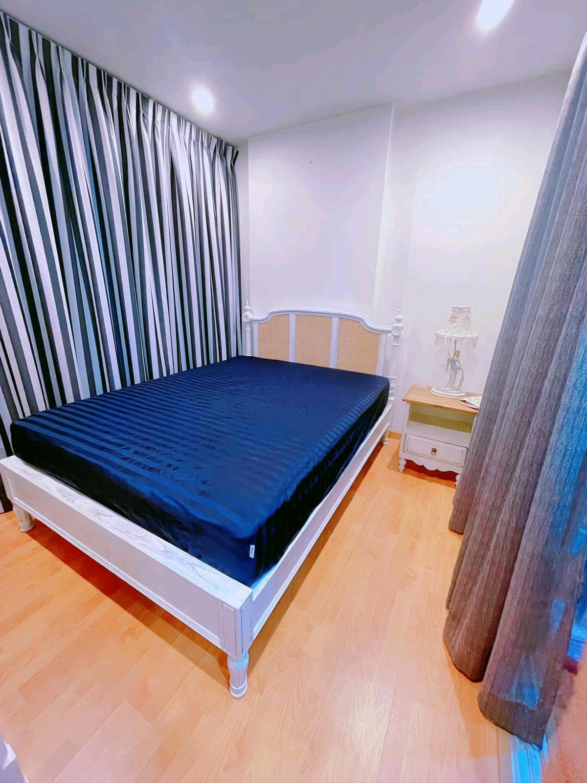 For RentCondoThaphra, Talat Phlu, Wutthakat : 1 bedroom, 1 bathroom, 1 kitchen, size 30 sq m, 7th floor, swimming pool view, very beautiful, no buildings blocking the view. The elevator is fast, you hardly have to wait. Security guards provide good service, are courteous, and are quiet.