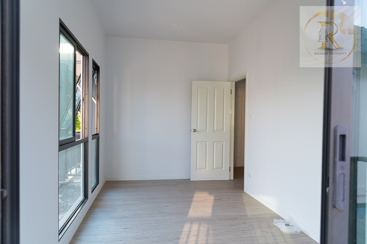 For SaleHousePathum Thani,Rangsit, Thammasat : House for sale 𝐌𝐎𝐃𝐈 𝐕𝐈𝐋𝐋𝐀 New Ratchaphruek Road, Khao Yai feel, whoever gets it is very worthwhile. The owner bought it and has never lived in it.