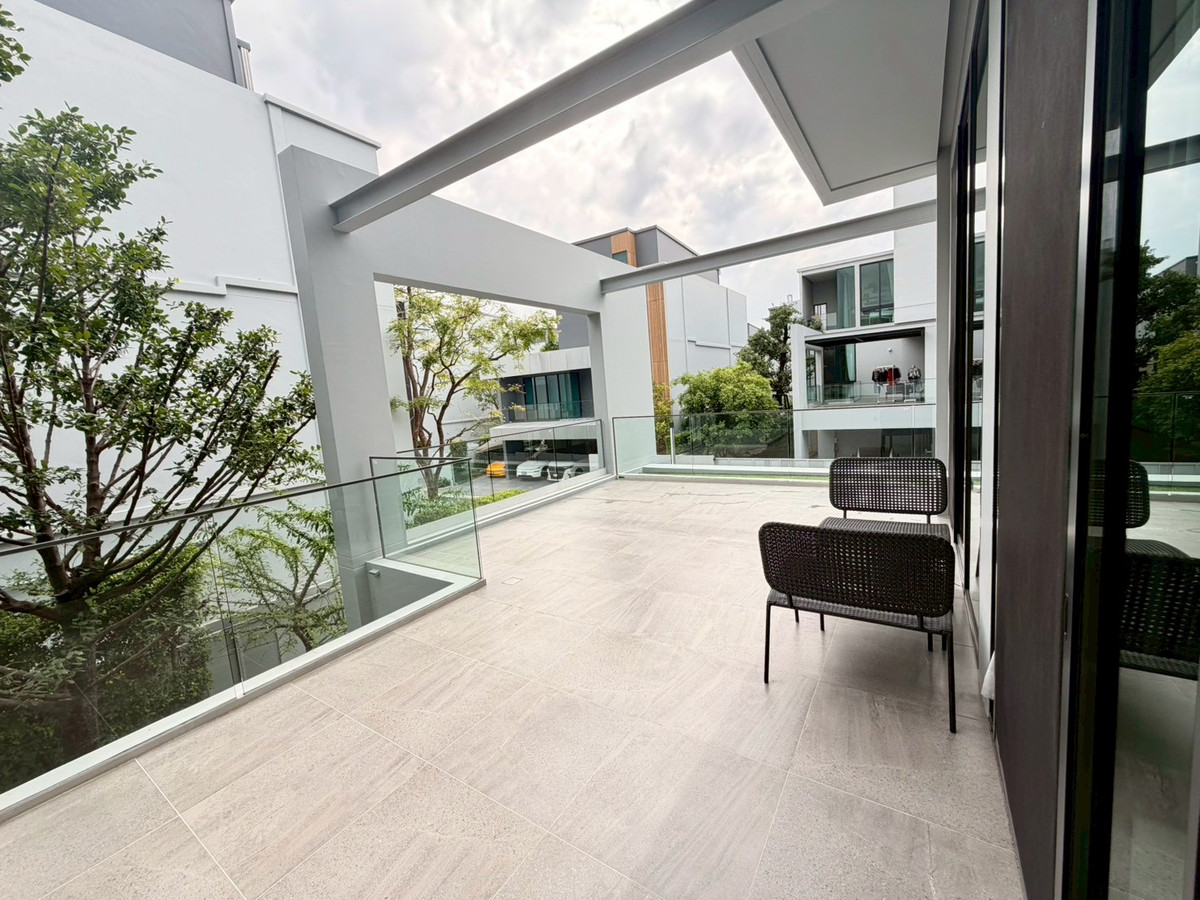 For RentHousePattanakan, Srinakarin : For rent: Luxury 3-story detached house with private elevator, VIVE 2 Krungthep Kreetha project, behind Wellington College International School Bangkok.