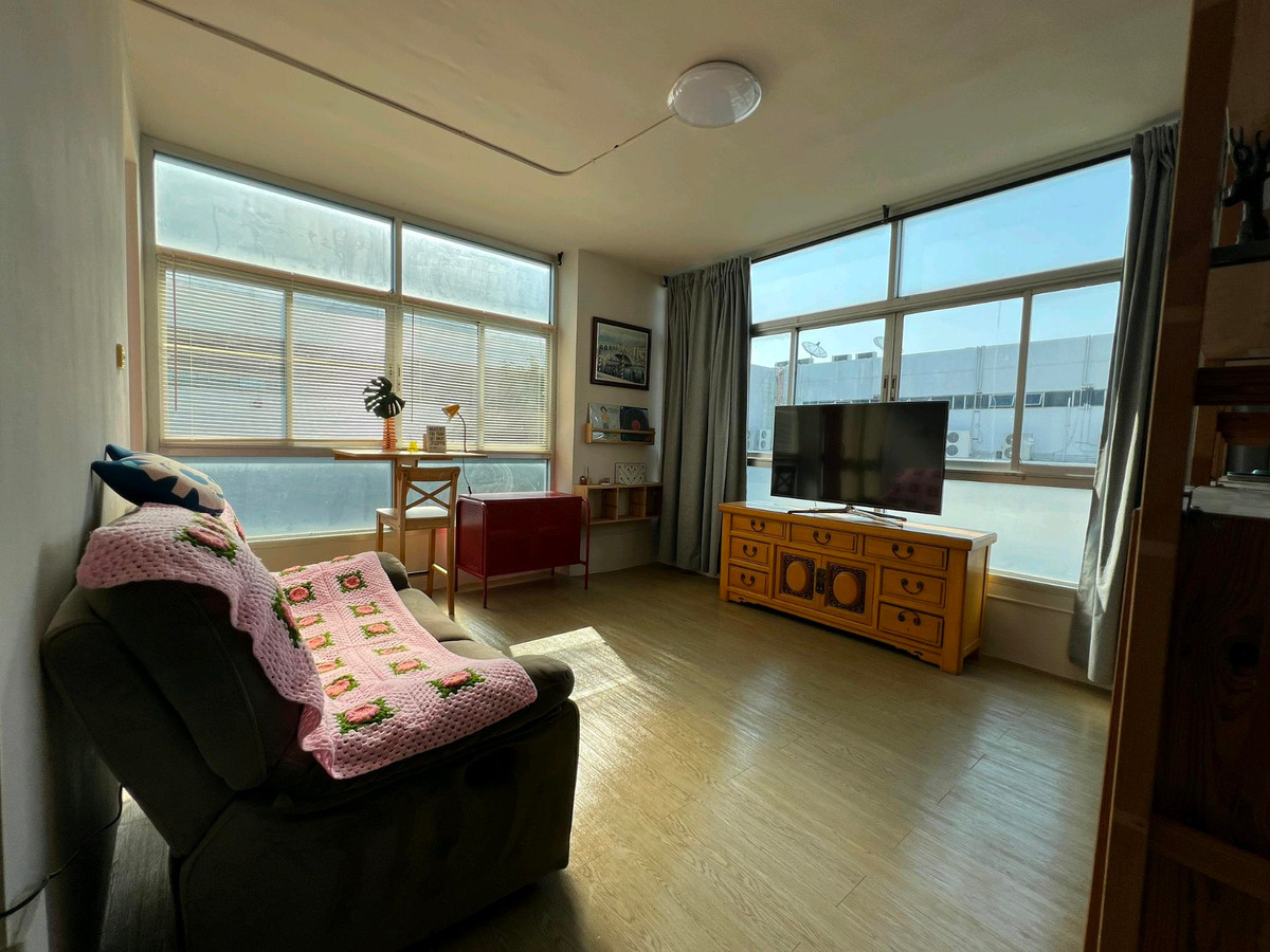 ให้เช่าคอนโด : 😊 Yellow Room 💛 | Corner Unit | Quiet & Full of Light
Zenith Place @ Huai Khwang