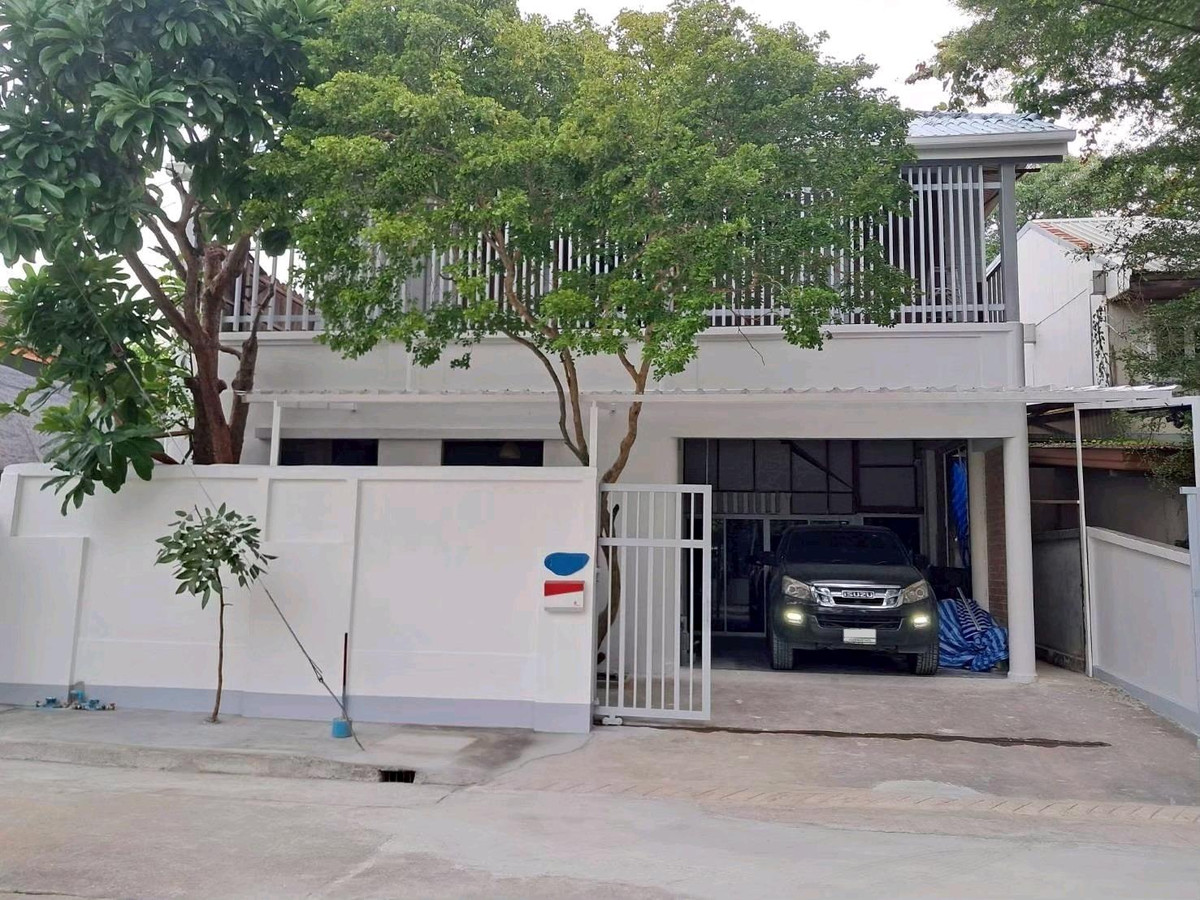 For SaleHouseMin Buri, Romklao : For sale, detached house next to the lake. Rare plot in the Sammakorn Ramkhamhaeng 110/112 project.