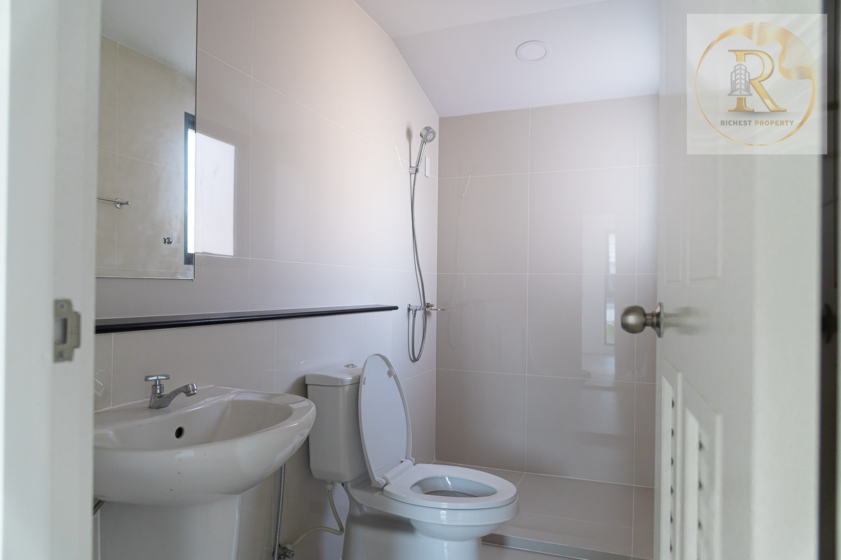 For SaleHousePathum Thani,Rangsit, Thammasat : House for sale 𝐌𝐎𝐃𝐈 𝐕𝐈𝐋𝐋𝐀 New Ratchaphruek Road, Khao Yai feel, whoever gets it is very worthwhile. The owner bought it and has never lived in it.