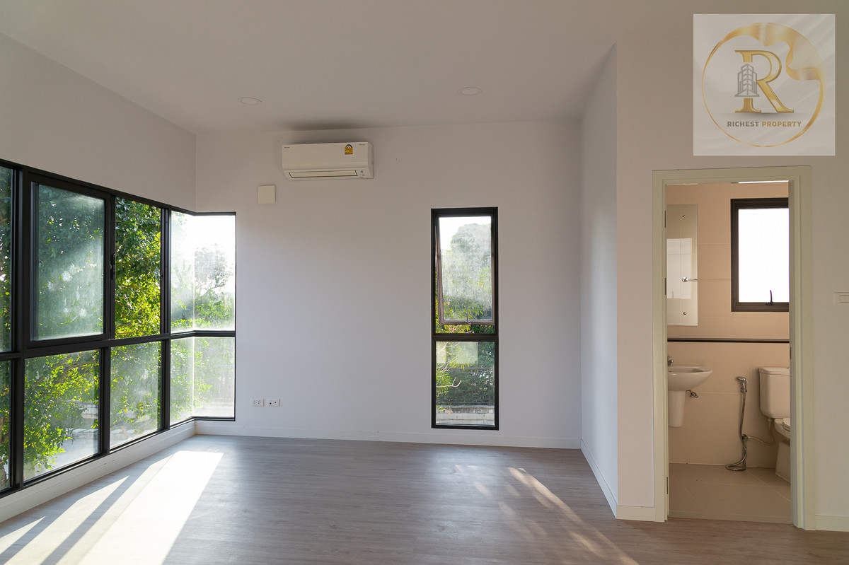 For SaleHousePathum Thani,Rangsit, Thammasat : House for sale 𝐌𝐎𝐃𝐈 𝐕𝐈𝐋𝐋𝐀 New Ratchaphruek Road, Khao Yai feel, whoever gets it is very worthwhile. The owner bought it and has never lived in it.