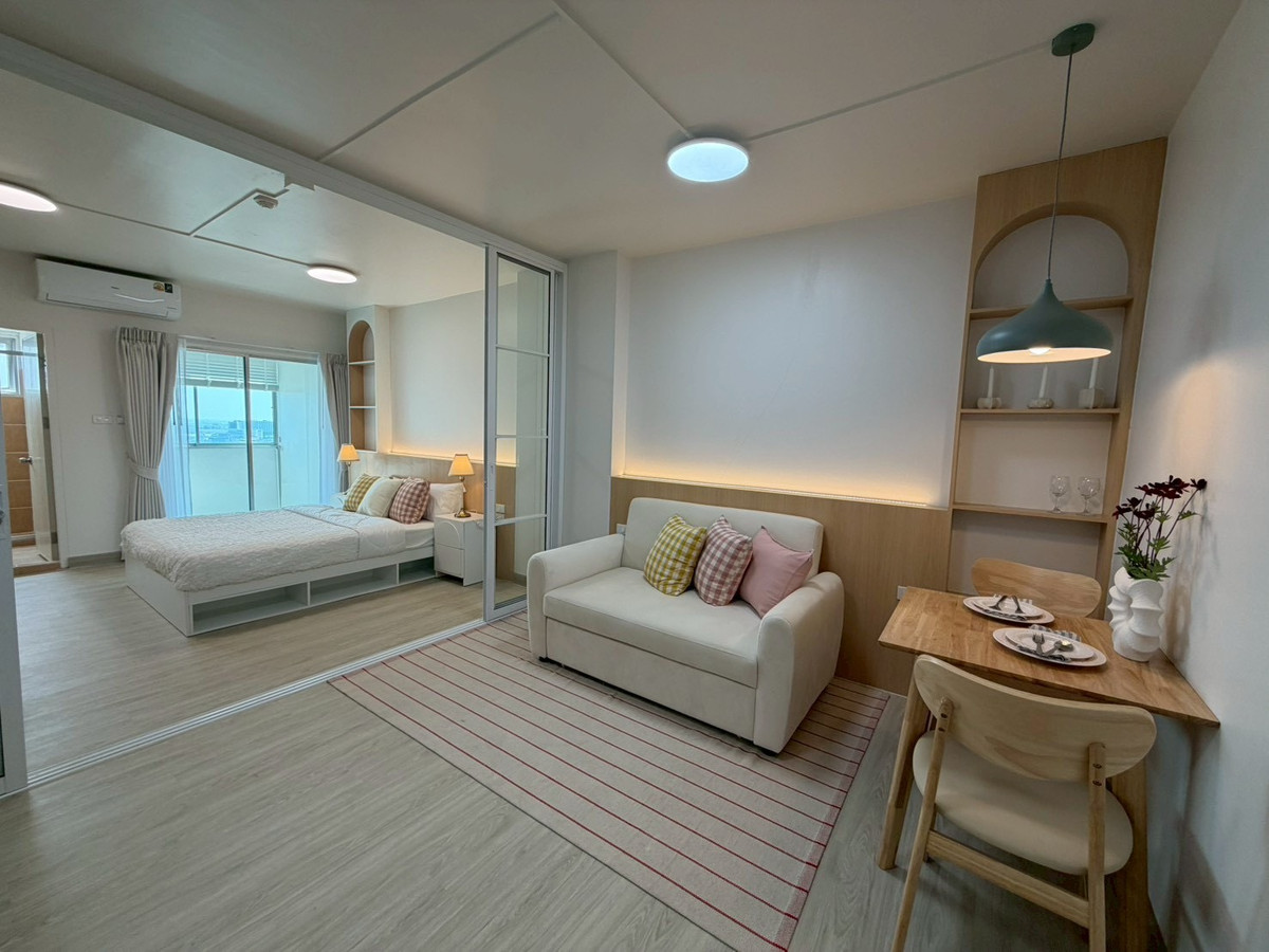 For SaleCondoPattanakan, Srinakarin : Condo for sale Supalai Park Srinakarin, beautiful room, newly decorated. Every piece of new furniture Ready to move in Next to the skytrain