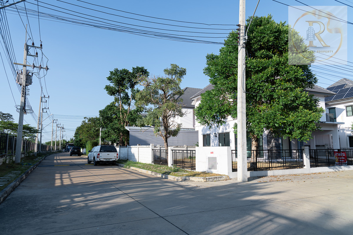 For SaleHousePathum Thani,Rangsit, Thammasat : House for sale 𝐌𝐎𝐃𝐈 𝐕𝐈𝐋𝐋𝐀 New Ratchaphruek Road, Khao Yai feel, whoever gets it is very worthwhile. The owner bought it and has never lived in it.