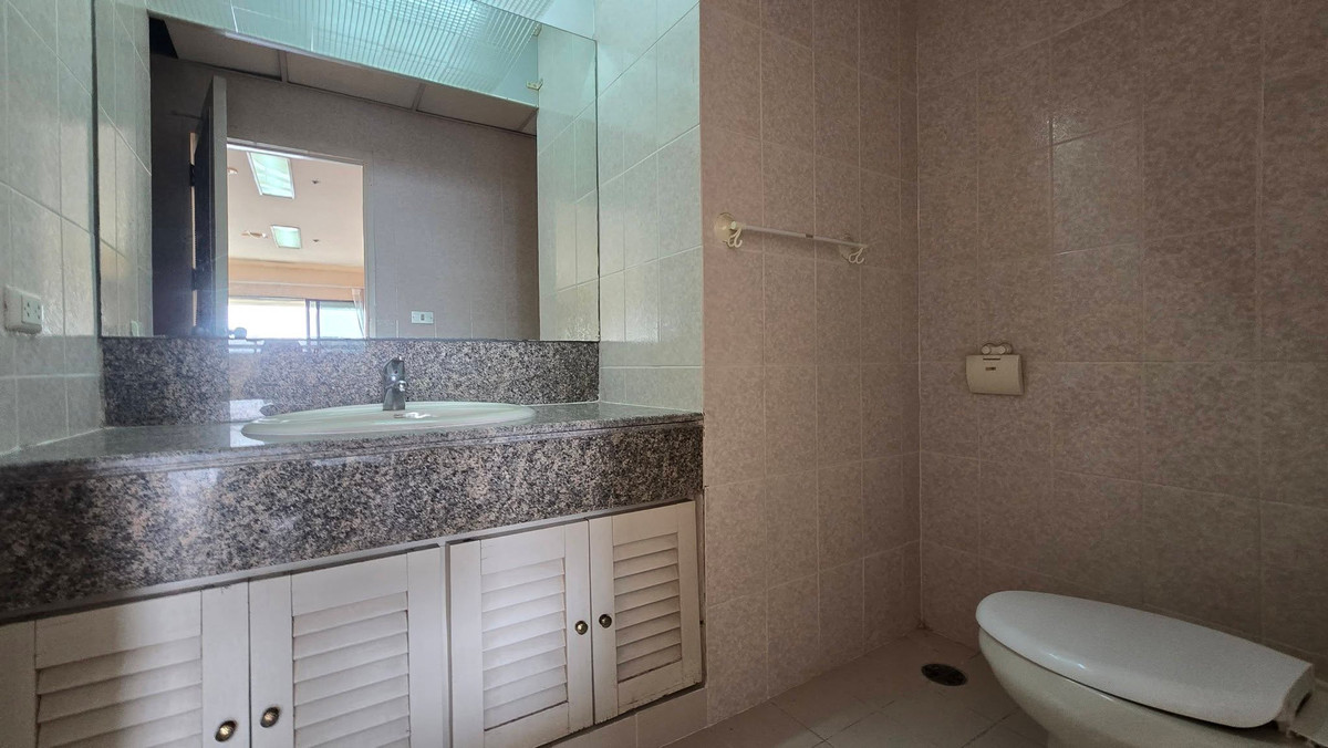 For SaleCondoBangna, Bearing, Lasalle : Condo for sale Central City East Tower: Central City Bangna East Tower, next to Central Bangna | Special price lower than the market, large usable area 236 sq m, on the 25th floor.