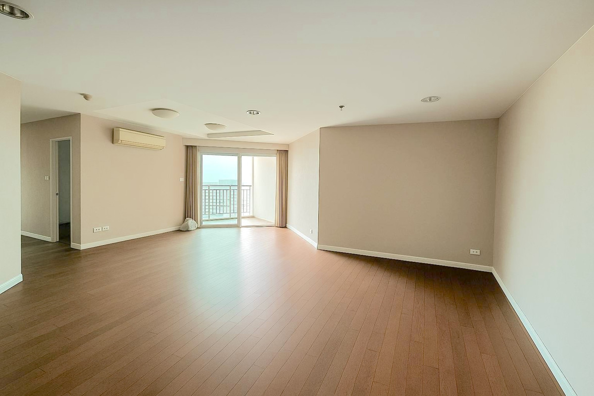 For SaleCondoRama9, Petchburi, RCA : 🔥 Urgent sale 🔥 Cheapest, beautiful room, exactly as described, corner room, very wide, price negotiable. Call 0619824959