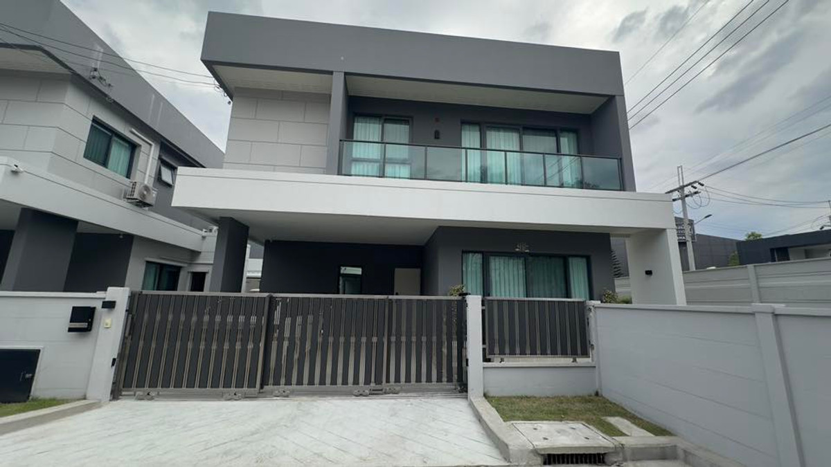 For RentHouseBangna, Bearing, Lasalle : 2-story detached house for rent, corner room, Centro Bangna project, 200 square meters, fully air conditioned, ready to move in, 4 bedrooms, 4 bathrooms, 2 parking spaces, rental price 100,000 baht per month.