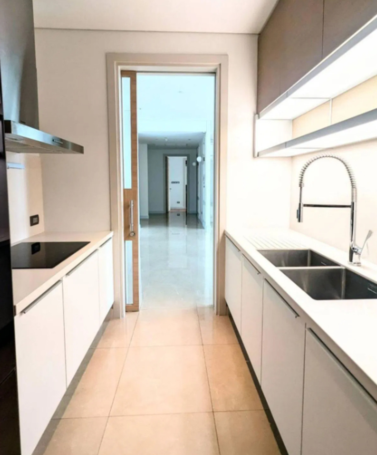 For RentCondoWitthayu, Chidlom, Langsuan, Ploenchit : Sindhorn Residence 150 sq.m. 中 日 Please add LINE ID @806qphgn o8415o5483