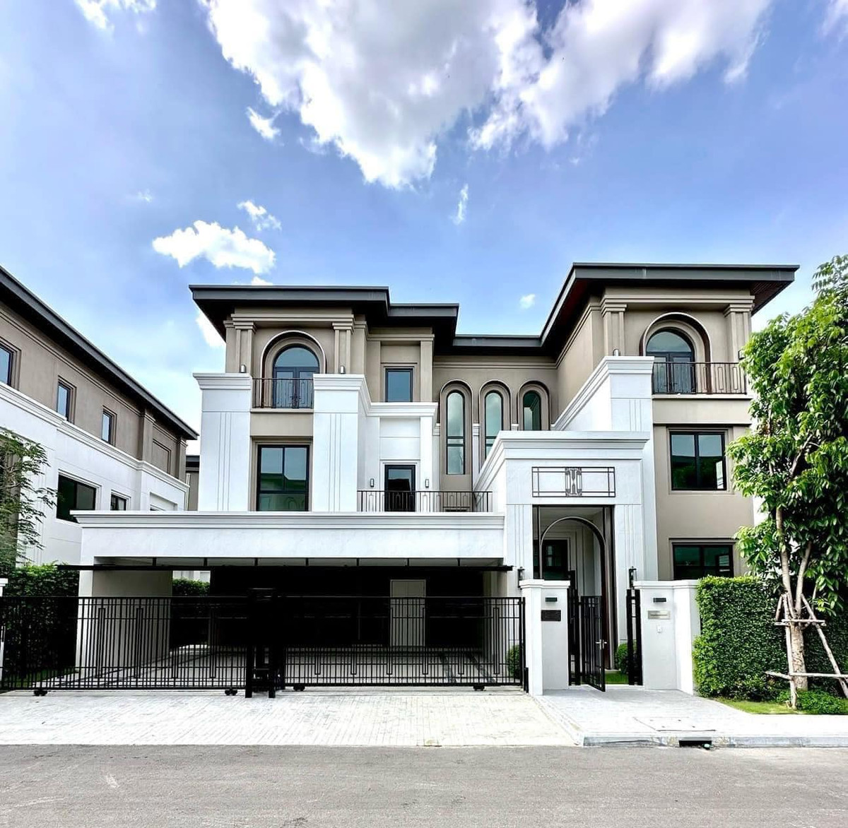 HousePattanakan, Srinakarin : Luxury 3-Storey Detached House at Cinq Royal Krungthep Kreetha | 5 Bedrooms | 705 Sq.m. | For Sale & Rent
